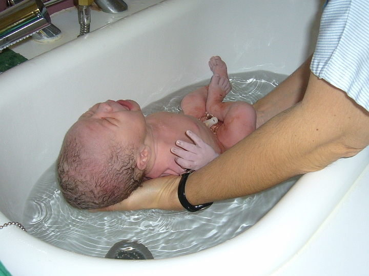 02_1_Hr_AP1000438.JPG - C'est mon premier bain...Whaou que c'est froid...